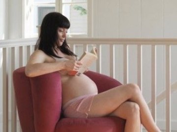 孕妇站坐行走有禁忌：跷二郎腿阻碍顺产