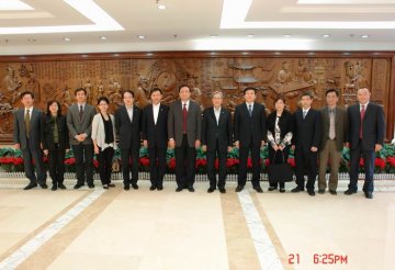 王国强副主任会见香港医院管理局主席梁智仁一行