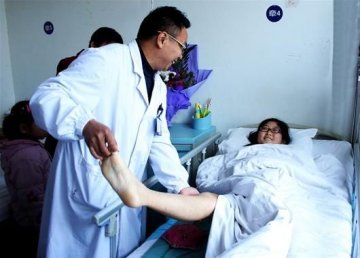 患红斑狼疮少女股骨头坏死 继父借钱为其治病