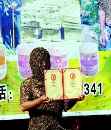 小伙全身爬满83公斤蜜蜂打破世界纪录