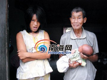 85岁老汉老年得子 养不起婴儿欲送人
