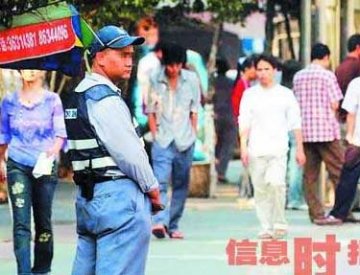 联防队员为完成任务封锁市场抓人办暂住证