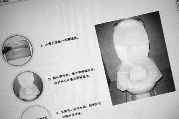 女士多蹲在坐便器上如厕 9成人建议应用蹲厕