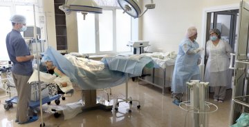 高清：直击年轻母亲剖腹产分娩全过程