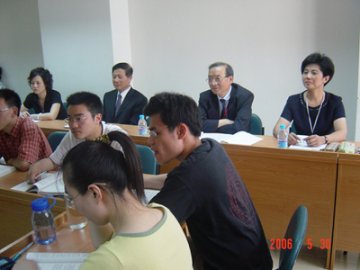 教学评估专家组参加听课并考察教学条件
