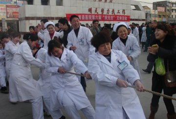 阜南县医院职工参加拔河比赛迎接新年到来