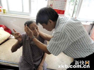 孝子每天按摩断腿让95岁老母重新站起来