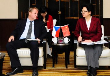 李斌主任会见捷克卫生部部长涅麦切克