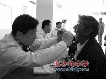 广东专家林芝义诊 藏民翻山越岭三四天来求医作者