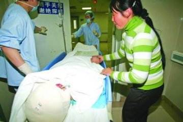 16岁少年8小时手术完成切痣植皮