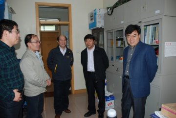 中国疾控中心梁晓峰副主任赴寄生虫病所指导工作