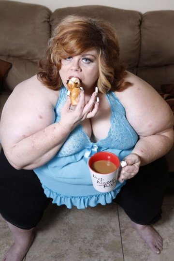 美恋食癖女子狂爱甜食 体重400斤