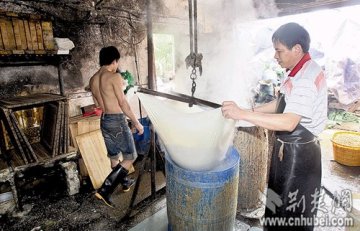 武汉被曝光豆制品黑窝点仍在生产