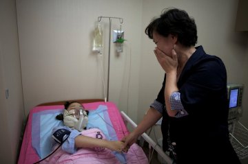 韩国摄影师记录5位模特血腥整容蜕变全程
