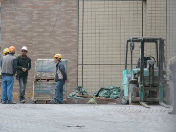 杂工遭铲车叉撞胸不治身亡