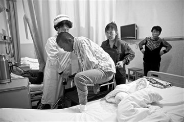 锯腿男子获免费治疗 医生：可能某些医院喊价高