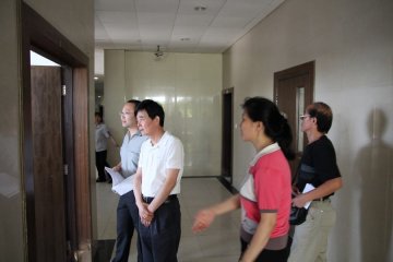 校领导检查新学期开学教学工作