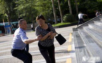 5.女票贩发现了医院的保安转身就想跑