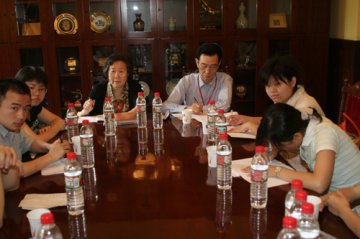 专家组王心如教授 杨英华教授与学生座谈