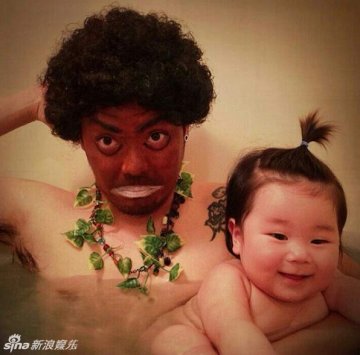 日本父女逗比泡澡照走红