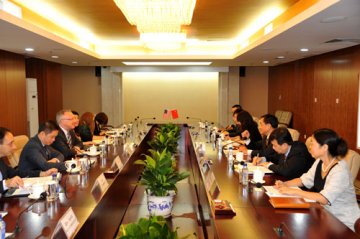 吴浈会见美国贸易代表办公室副贸易代表何礼曼