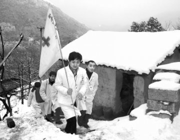 冰雪中 医疗卫生救援大旗屹立