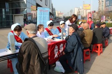 湘潭市六医院开展“学雷锋”上街义诊活动