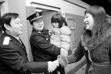 7岁女孩独自乘车6天穿越雪区找父亲