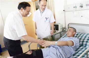 王国强赶赴江苏指导救治工作