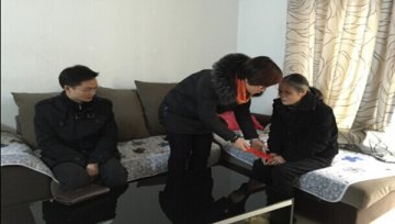 按摩医院领导班子春节前走访慰问困难职工