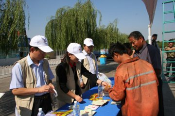 关爱长卡司机远离艾滋危害病原所参加京沪高速公路艾滋病预防宣传活动