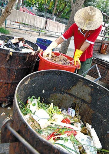 郑渊洁微博发问地沟油牵动万千神经 家长争查发票