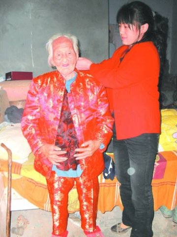 100多个子孙为110岁老人拜寿