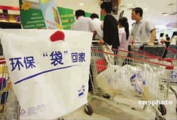 “限塑令”知易行难 “新标准”难改习惯