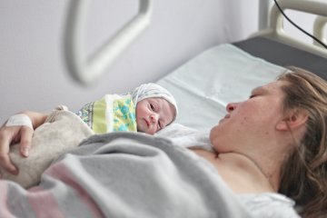 高清：直击年轻母亲剖腹产分娩全过程