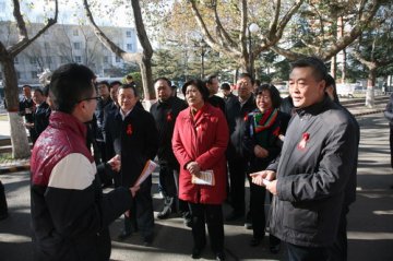 张建欣副省长在长治医学院视察预防艾滋病宣传教育工作