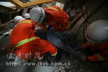 幸存者被救出的瞬间