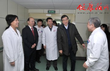 北京大学医学部领导春节前夕慰问北京大学首钢医院一线医护人员