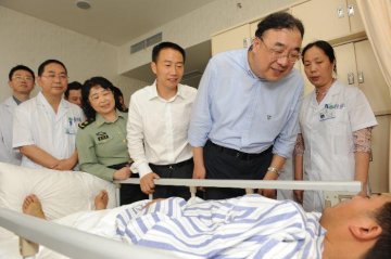 马晓伟副主任赴四川考察芦山“4.20”地震医疗卫生救援工作