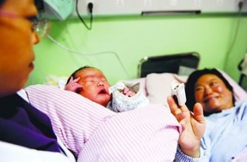 高位截瘫产妇剖腹生下8斤男婴 产前查出囊肿