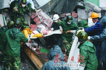 救援医生：为救被埋者不怕山洪来