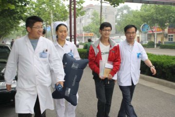 真情故事：连云港二院全程保驾气胸患者参加高考