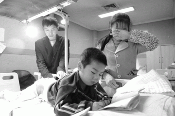 重庆烫伤男孩坚强求学