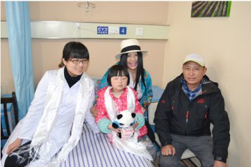成都爱尔眼科成功救治8岁上睑下垂女童阳文希