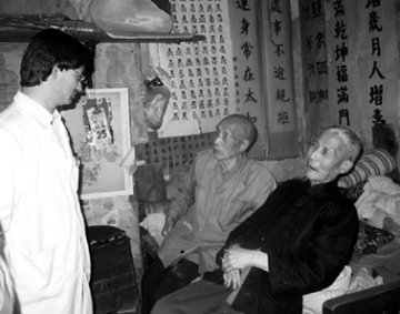 百岁老父照顾80岁偏瘫儿半世纪