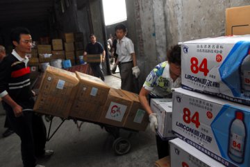 成都东站货场的工人正在抢运这批物资