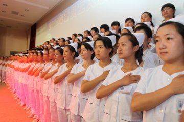甘肃兰大一院百余名新员工宣誓上岗