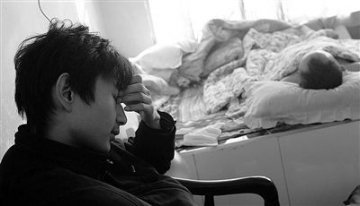 17岁男孩辍学照顾植物人父亲