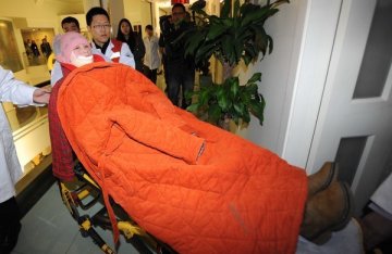 安徽被毁容少女周岩抵京治疗