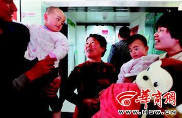 2岁双胞胎遭母亲自杀前喂下毒药被救活